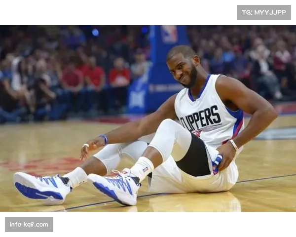 生涯最后一季?克里斯·保罗在替补席指导年轻球员进攻选择 生涯最后一季?克里斯·保罗在替补席指导年轻球员进攻选择